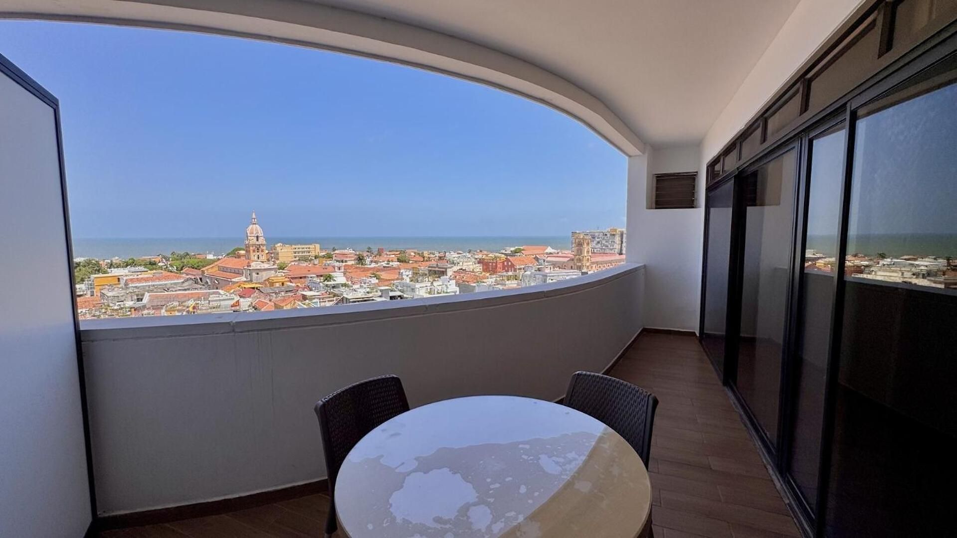 Iconic Clock Tower View - Balcony - Downtown Loft Apartamento *